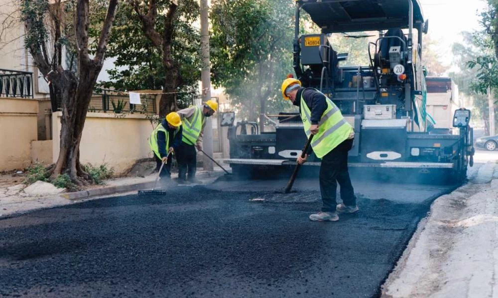 Ασφαλτοστρώνει παντού ο δήμος Αθηναίων – “Χαλί” το 50%